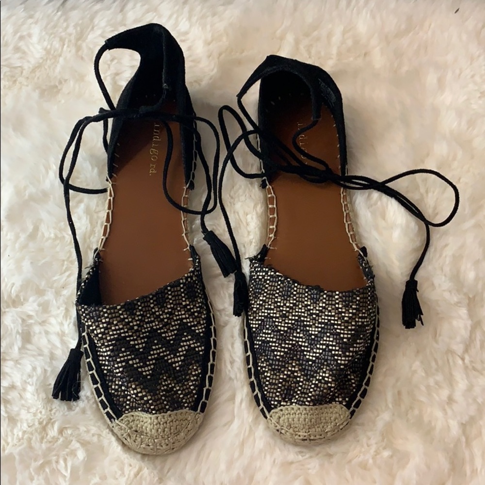Flat shoes with tie